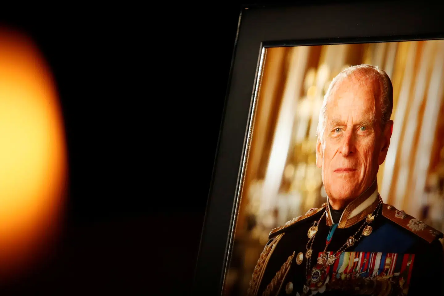 Dronning Elizabeths mand, prins Philip, blev født i Grækenland som prins af Danmark og Grækenland. Han er oldebarn af kong Christian IX, som er dronning Margrethes tipoldefar. Prins Philip gav afkald på sine danske titler og statsborgerskab, da han giftede sig med dronning Elizabeth i 1947. Andrew Boyers/Reuters