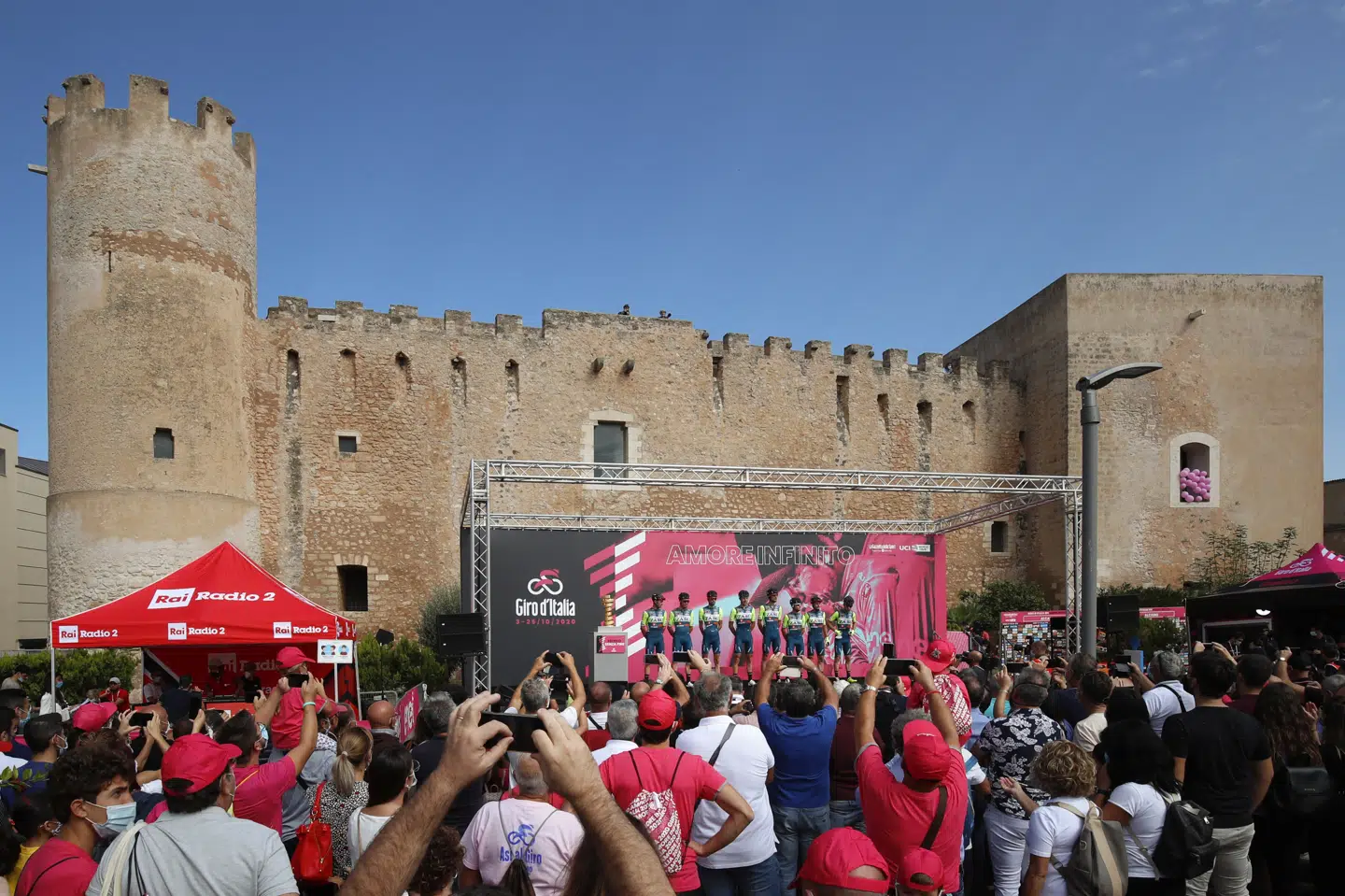 Vini Zabù deltog ved Giro d'Italia i 2020. Her ses holdet ved holdpræsenationen forud for anden etape sidste år. (Arkivfoto) Luca Bettini/Ritzau Scanpix