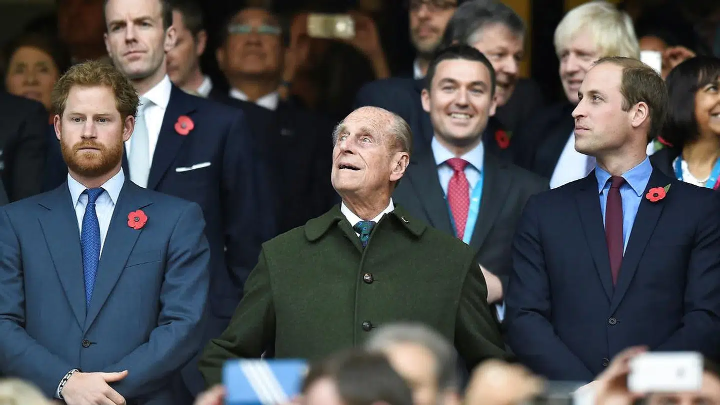 Mens prins Harry til begravelsen forventes at møde op i civil, så vil prins William formentlig havde sin militæruniform på.