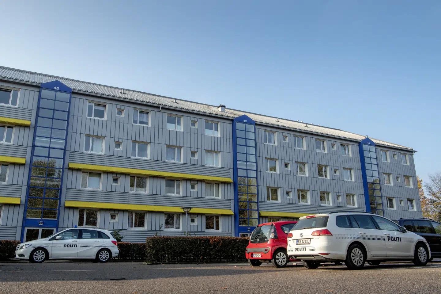 I denne boligblok boede en af de tre nu tiltalte eksiliranere. I første omgang blev mændene sigtet for at hylde et blodigt angreb i Iran, men efterforskningen har udvidet sagen mod dem til blandt andet også at handle om finansiering af terror. (Arkivfoto) Søren Bidstrup/Ritzau Scanpix