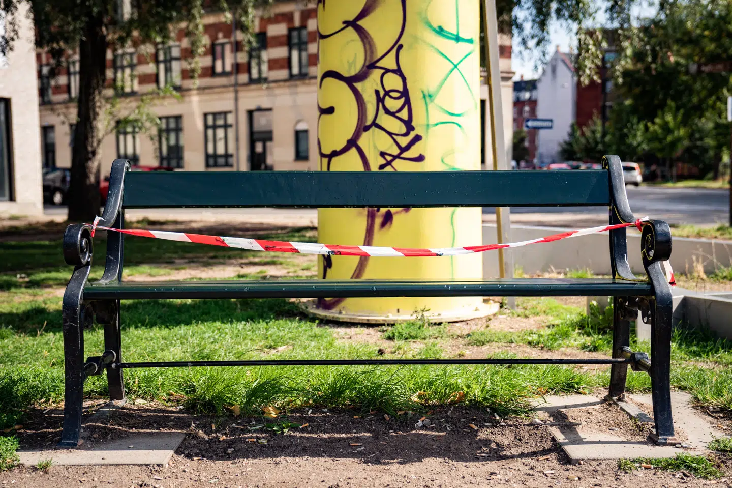 I et udkast til forhandlinger om forsamlingsloftet har regeringen lavet en plan, hvor loftet hæves fra onsdag næste uge. Udendørs skal loftet hæves fra 10 til 20. Indendørs skal forbud og anbefalinger hæves fra fem til ti. (Arkivfoto) Emil Helms/Ritzau Scanpix