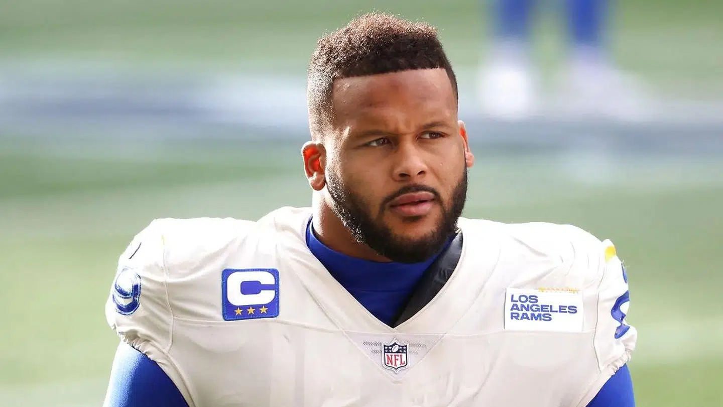 Aaron Donald anklages for at have begået et voldsomt overfald ude foran en natklub.