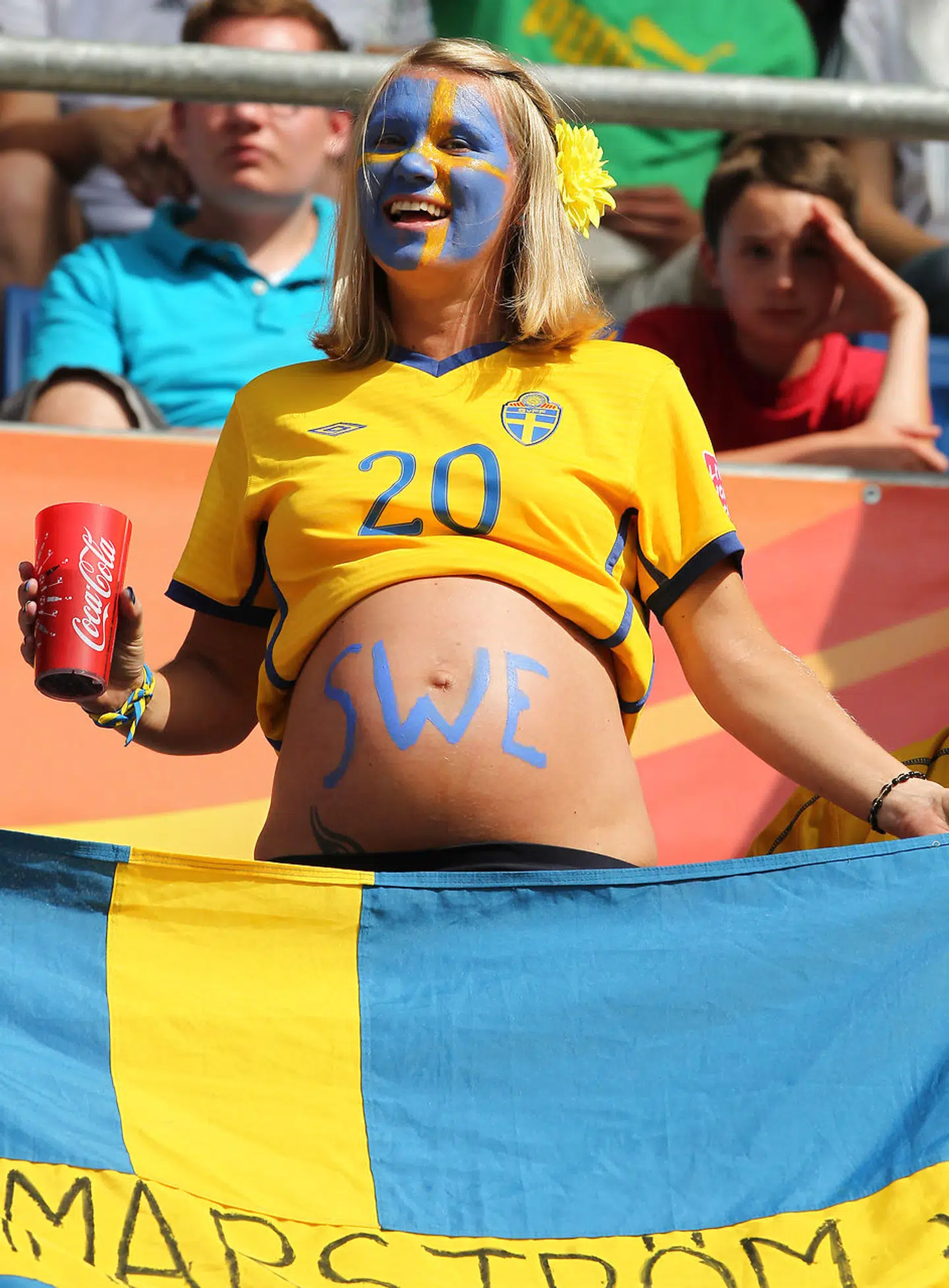 En svensk fodboldfan hepper på det svenske kvindelandshold.