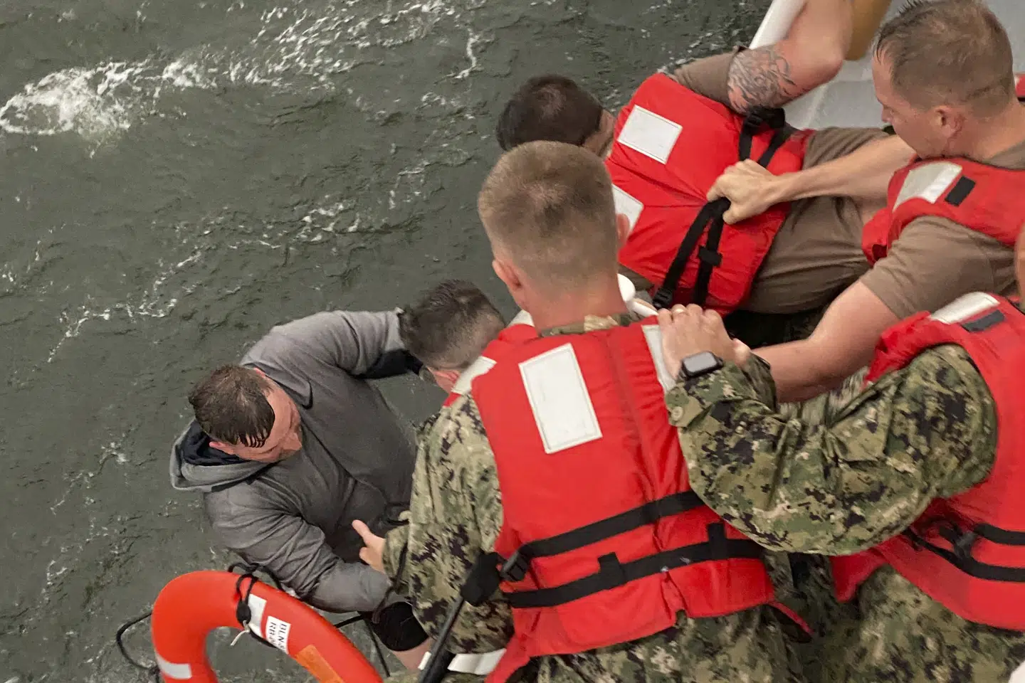 Redningsfolk trækker en overlevende op af vandet efter et skibsforlis i Den Mexicanske Golf. Uncredited/Ritzau Scanpix