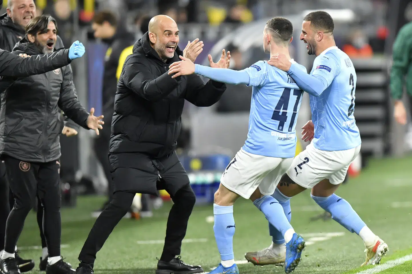 Pep Guardiola jubler med Phil Foden, der netop har scoret til 2-1. Martin Meissner/Ritzau Scanpix