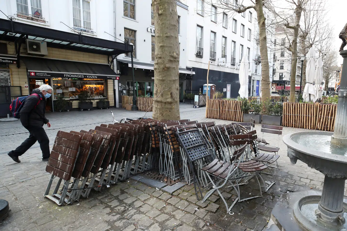 Belgiske restauranter og caféer får lov at genåbne for udendørs servering 8. maj efter at have været lukket ned i over seks måneder. Yves Herman/Reuters