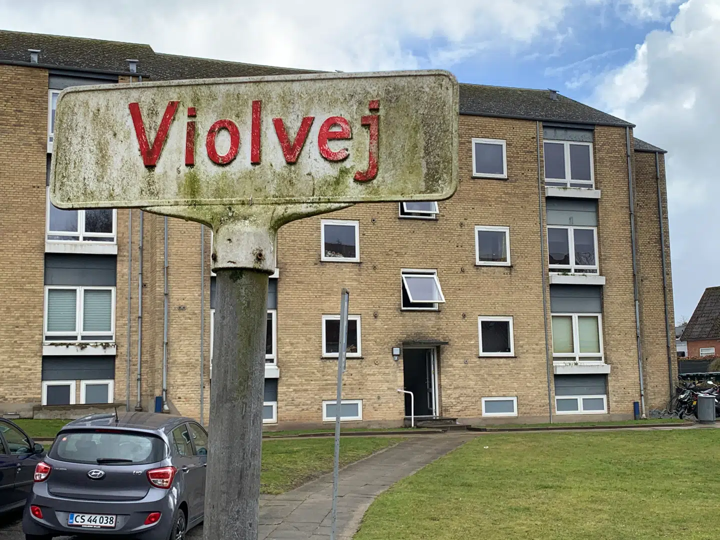 Den 33-årige kvinde er sigtet for drab på sin egen seks-årige søn. Efter knivdrabet på den lille dreng for godt fire uger siden blev lejligheden på Violvej i Kolding stukket i brand.Foto: Jens Anton Havskov