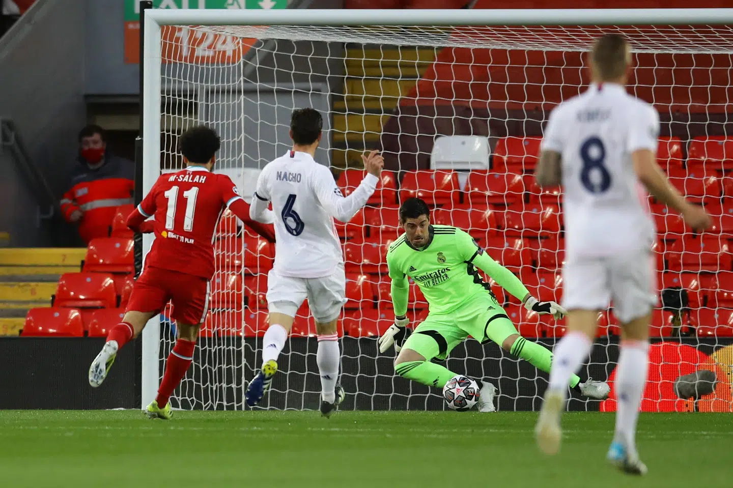Thibaut Courtois sørgede med en tidlig fodparade for, at Liverpool ikke fik en drømmestart i onsdagens Champions League-kvartfinale. David Klein/Reuters