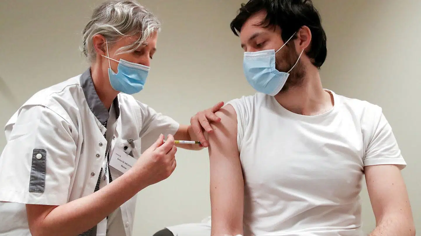 En frivillig modtager her en dose af CureVac vaccinen under testforsøgene med vaccinen.