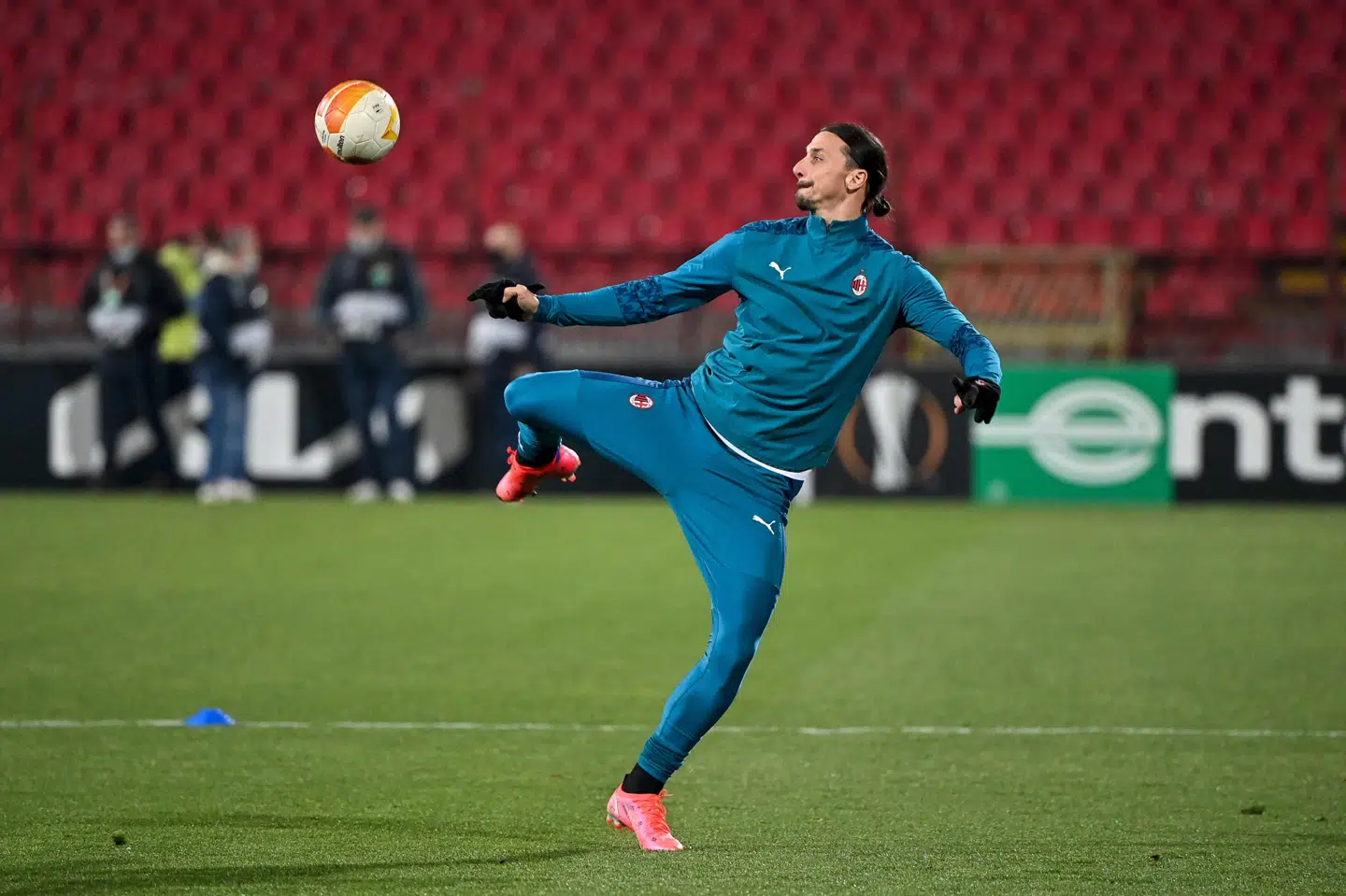 Zlatan Ibrahimovic varmer op før kampen mod Røde Stjerne, som svenskeren aldrig kom ind i. (arkivfoto) Andrej Isakovic/Ritzau Scanpix