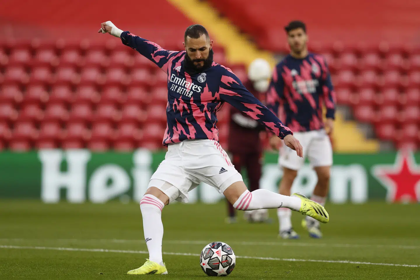 Karim Benzema og holdkammeraterne i Real Madrid fik smadret en rude i bussen på vej til Anfield, hvor franskmanden her varmer op. Darren Staples/Ritzau Scanpix