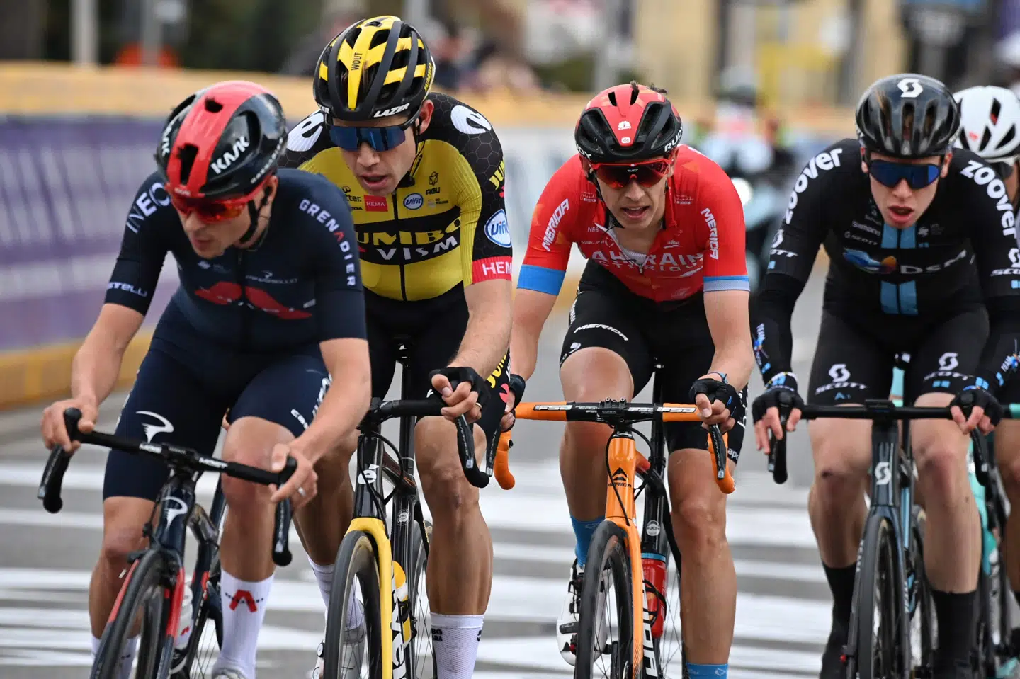 Thomas Pidcock (til venstre) var hurtigere end Wout Van Aert (i gult) og vandt onsdagens Brabantse Pijl. David Stockman/Ritzau Scanpix