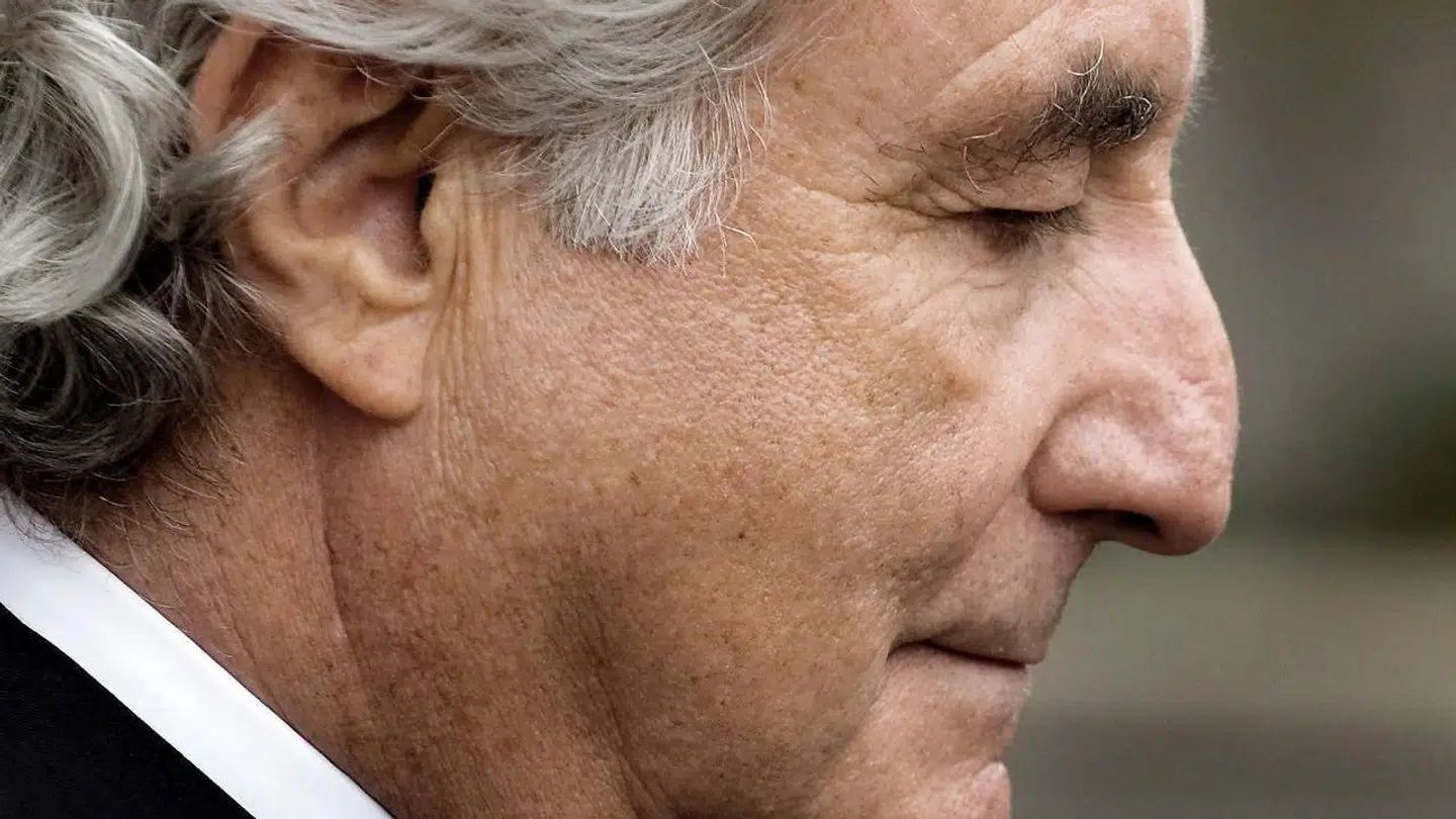 Madoff forlader retten under sagen mod ham i 2010. (Foto: Scanpix)