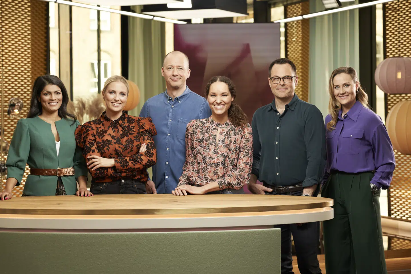 Værtsholdet i det kommende halve års tid på Aftenshowet består af Ulla Essendrop, Josefine Høgh, Mark Stokholm, Nola Grace Gaardmand, Kristian Ring-Hansen Holt og Mette Bluhme Rieck. Martin Juul/Free