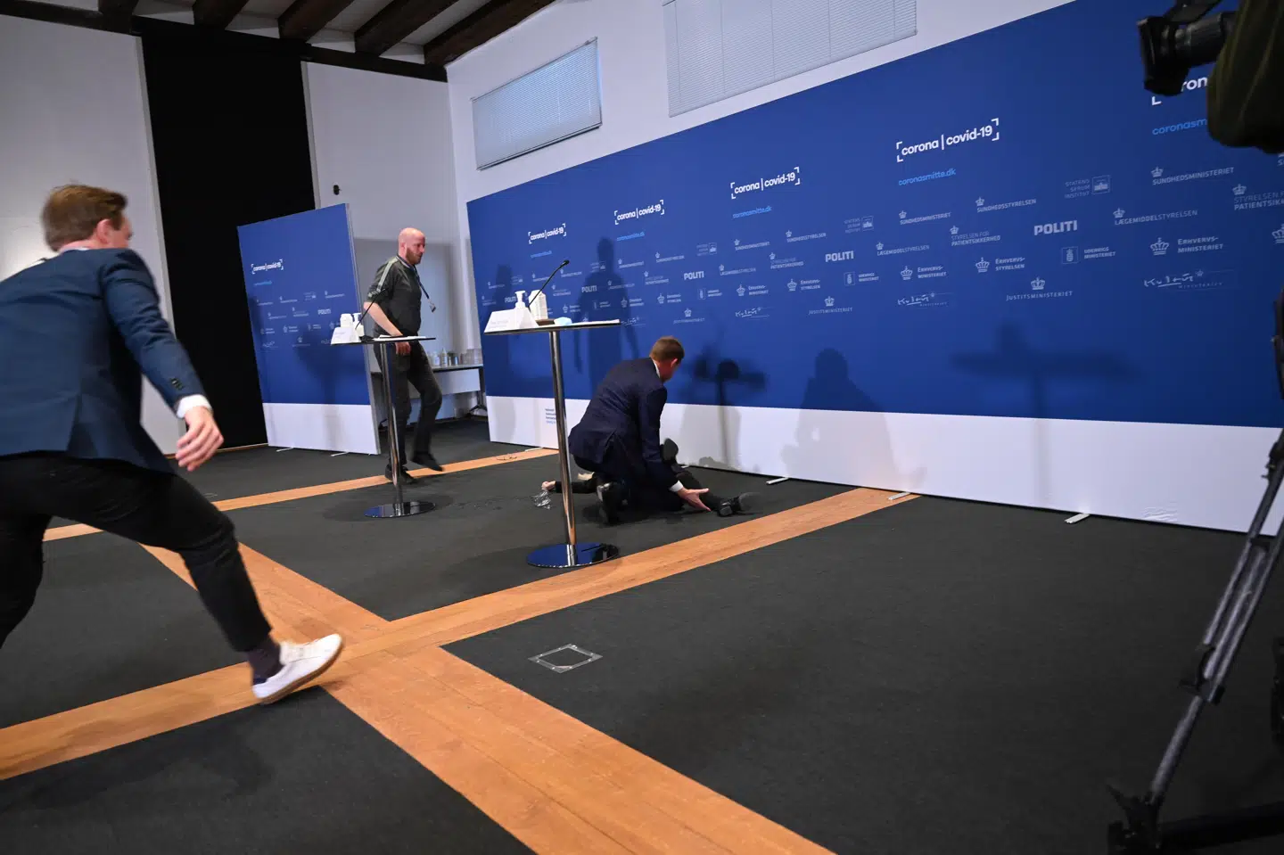 Enhedschef i Lægemiddelstyrelsen Tanja Erichsen besvimede onsdag under et pressemøde. Hun er efter omstændighederne okay.