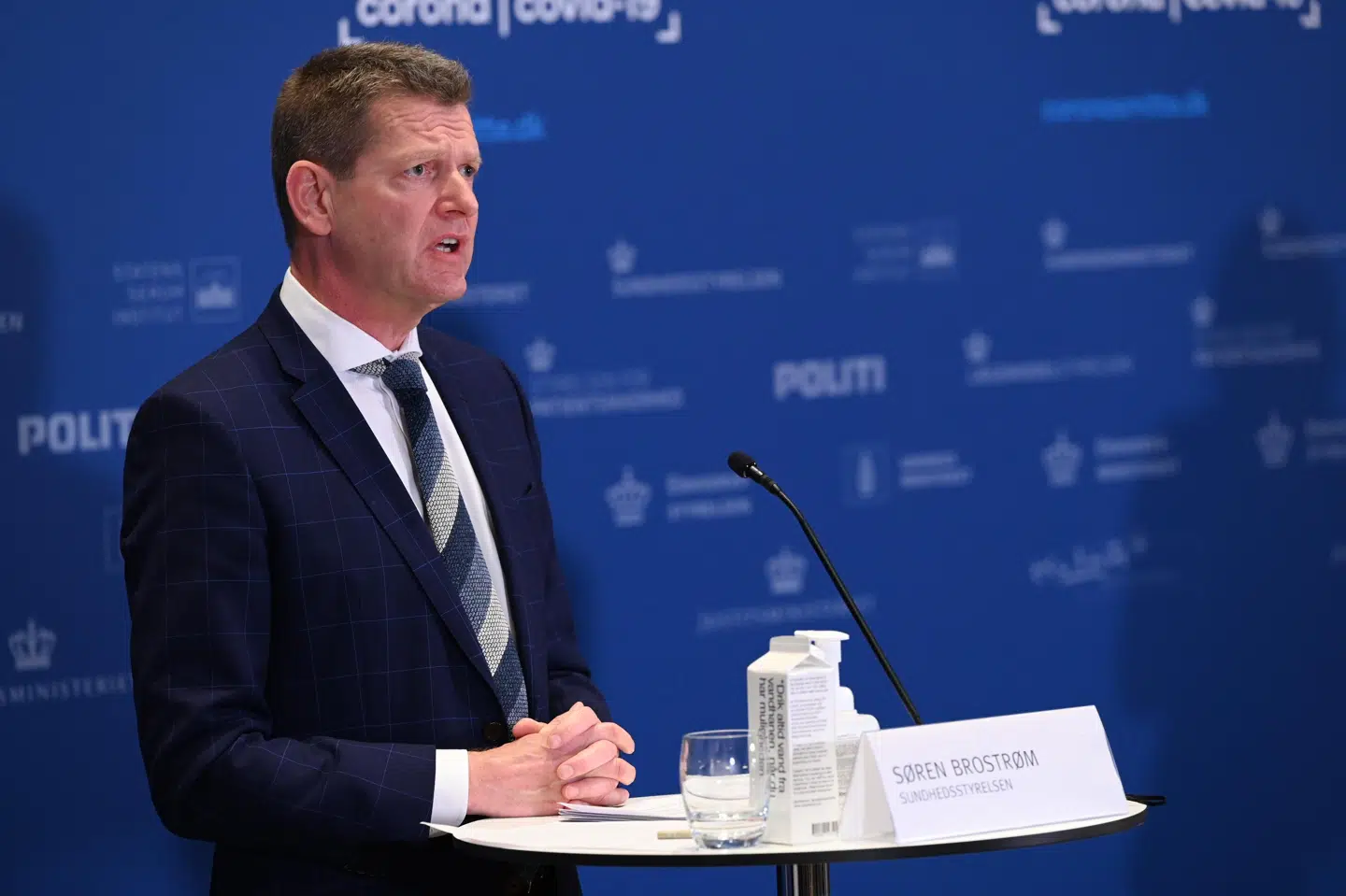 Søren Brostrøm, direktør for Sundhedsstyrelsen, har på et pressemøde onsdag forklaret, hvorfor de danske myndigheder trækker AstraZeneca ud af vaccinationsprogrammet. Philip Davali/Ritzau Scanpix