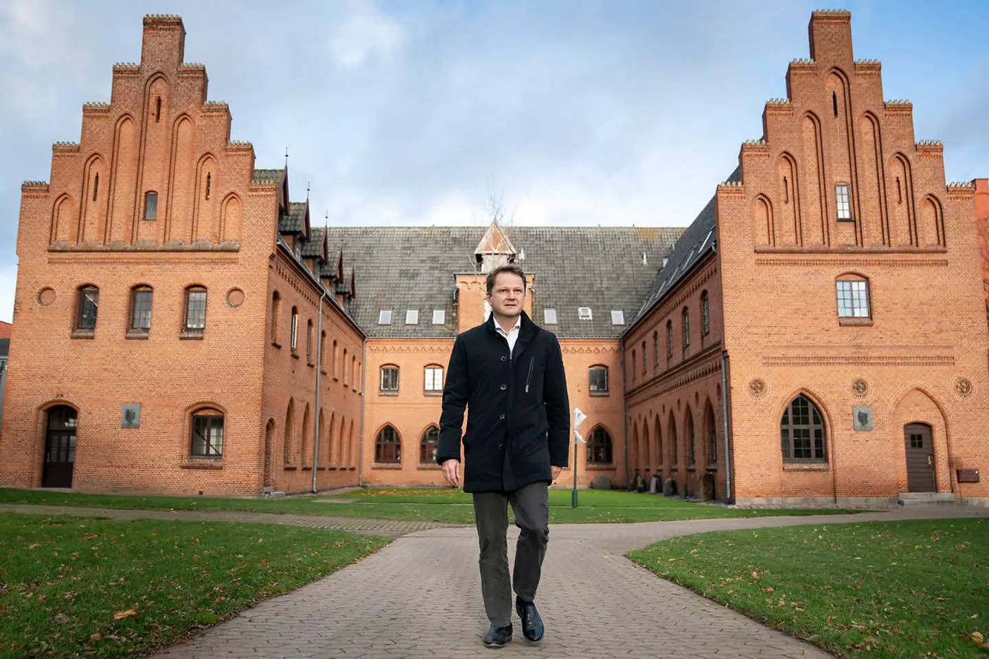 Rektor Mikkel Kjellberg foran Herlufsholm Skole.