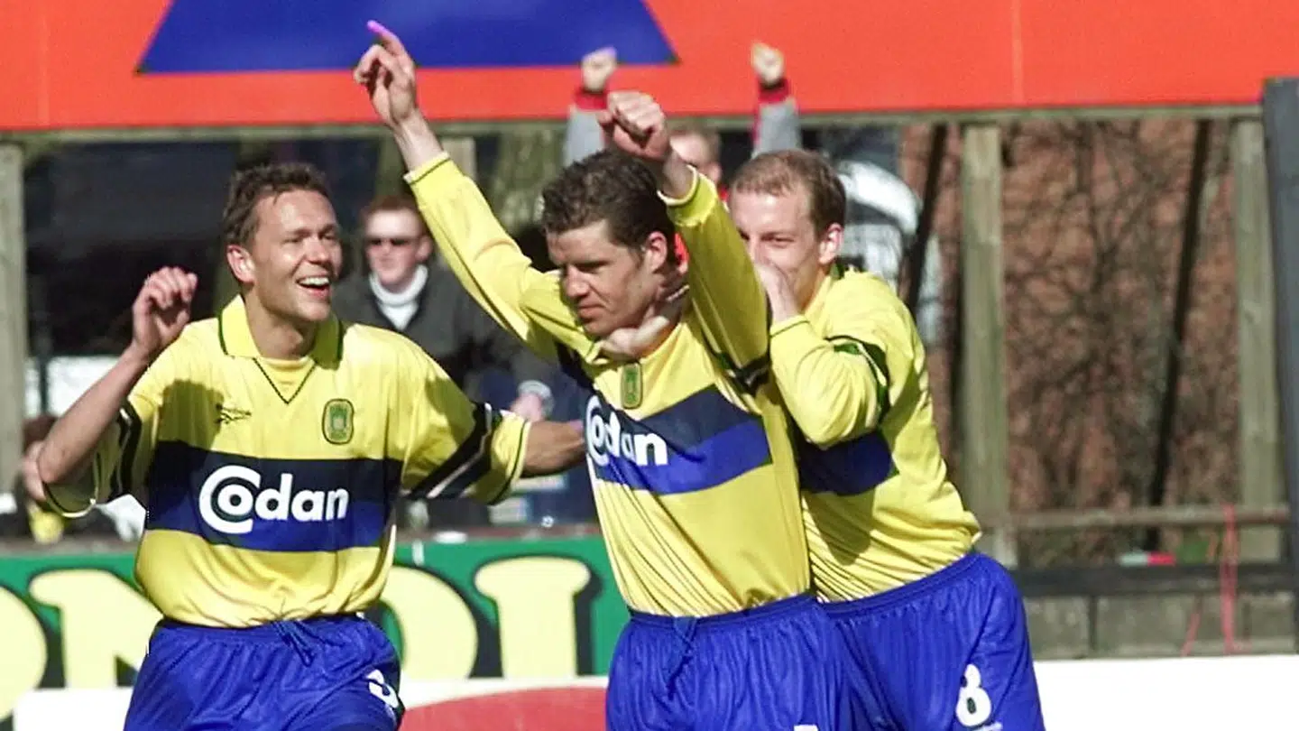 Stig Inge Bjørnebye (i midten) tiljubles efter en scoring for Brøndby i Superligakampen mod Viborg søndag 9. april 2000.