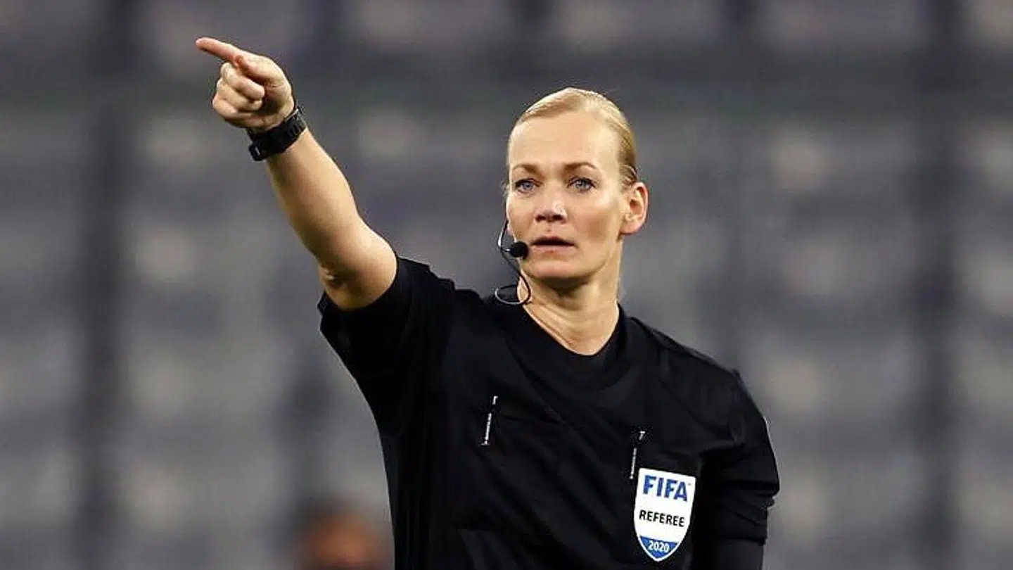 Bibiana Steinhaus er fortsat en del af den tyske Bundesliga, men bruger i dag sin tid i VAR-rummet.