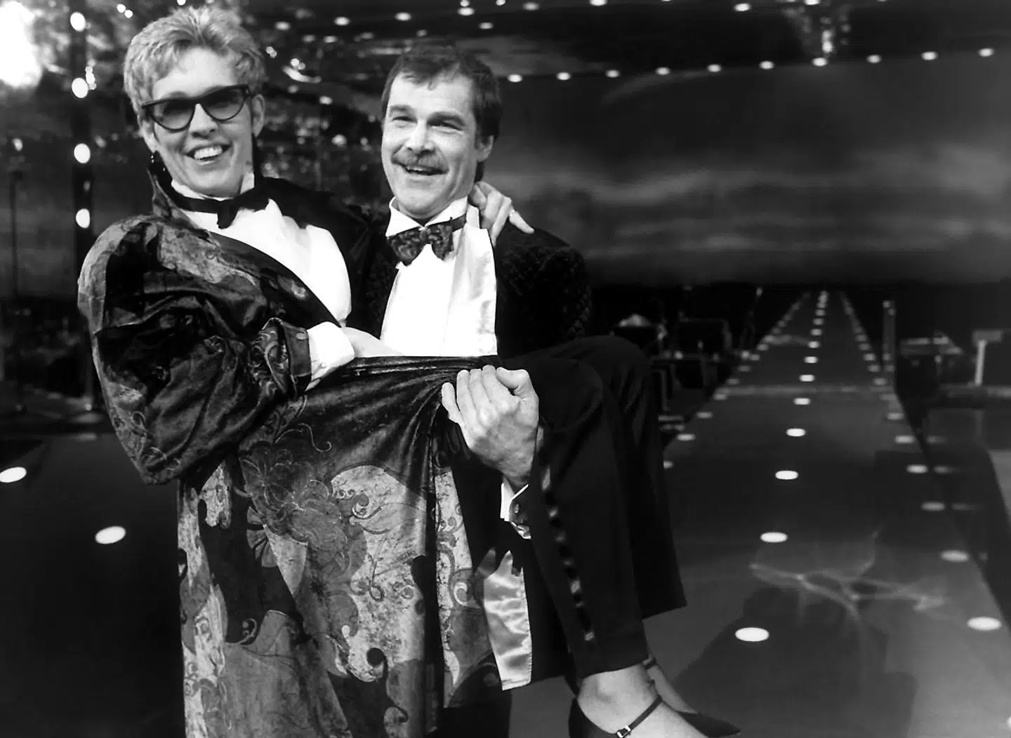 ULLA BJERRE OG OLE BREDAHL OPTRÆDER MED MELODIEN "MED EKSPRESTOG TIL KINA" VED DET DANSKE MELODI GRAND PRIX 1991.