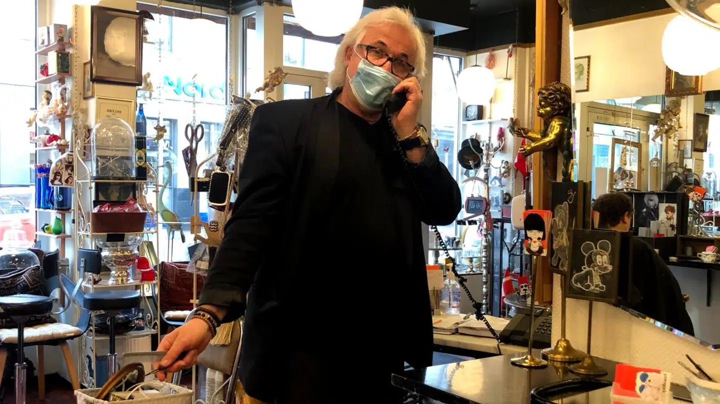 Kristian er frisør og bruger hver dag tid på at vejlede de ældre kunder om coronapasset over telefonen.