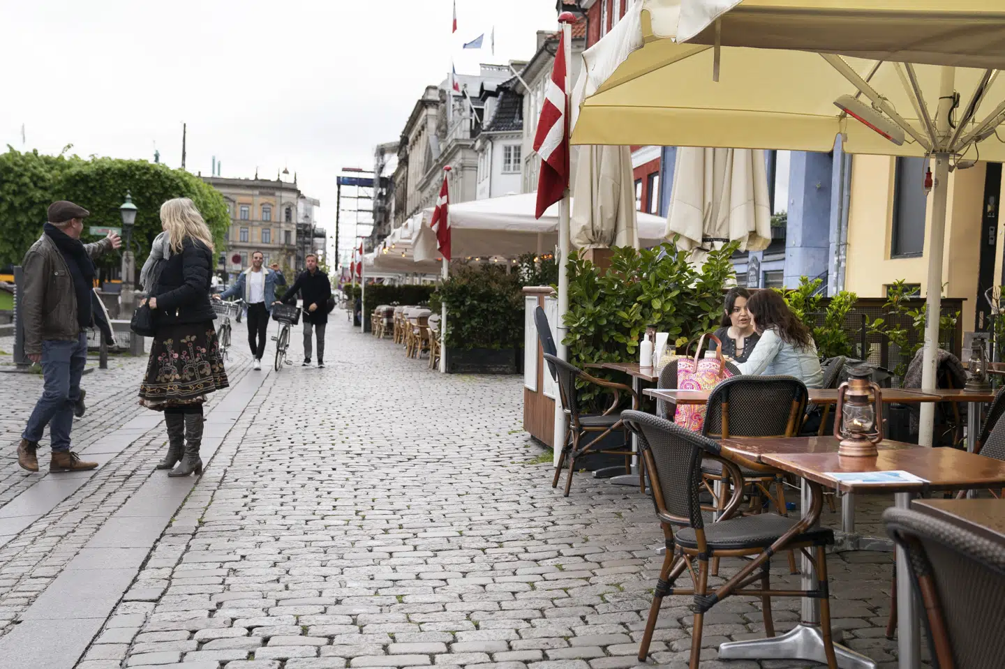 Når restauranter og andre serveringssteder fra 21. april kan begynde udendørsservering igen, bør det ikke være med krav om, at kunder skal vise et coronapas. Det mener et flertal af partier på Christiansborg. (Arkivfoto) Liselotte Sabroe/Ritzau Scanpix