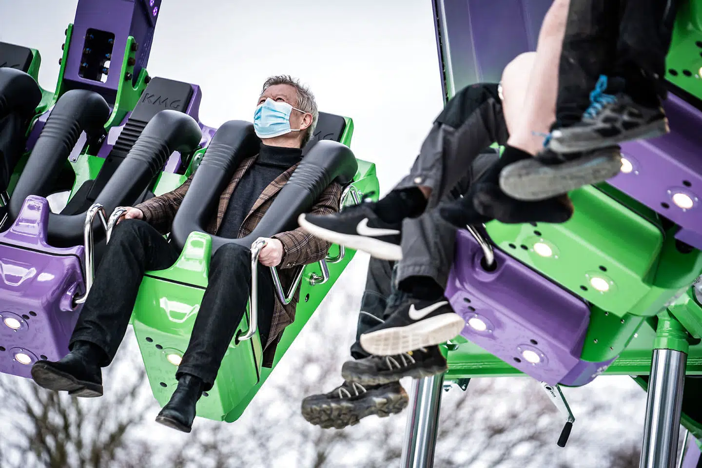 Direktør hos Dyrehavsbakken i Klampenborg, Ole Andersen, får en tur i Bakkens nye forlystelse "Græshoppen", onsdag den 24. marts 2021.. (Foto: Emil Helms/Ritzau Scanpix)