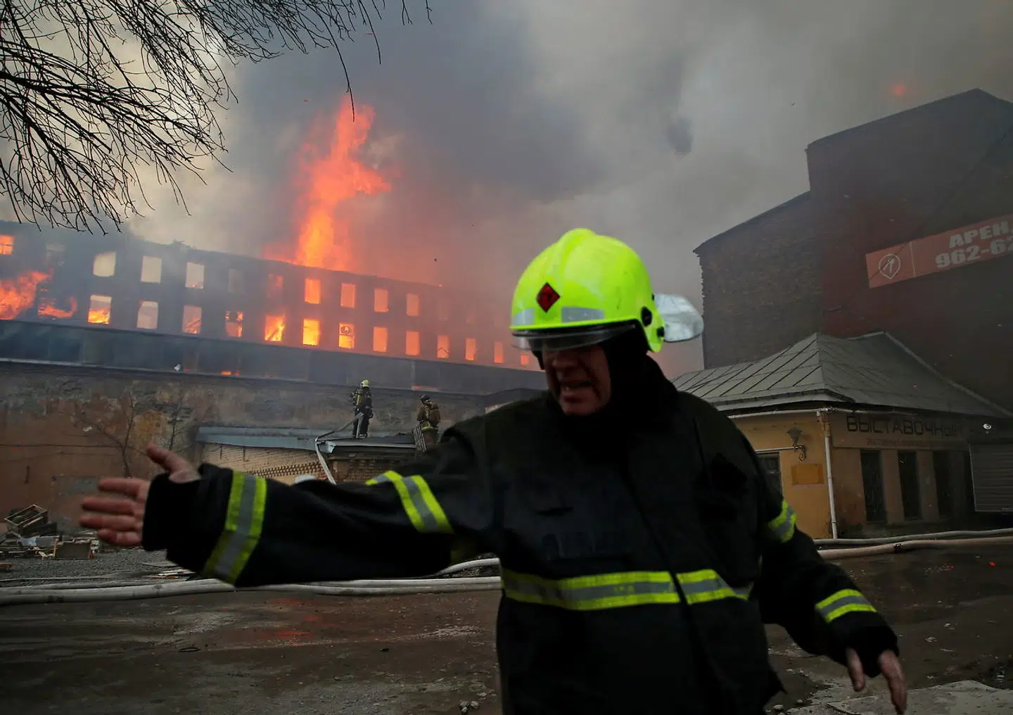 En brandmand får tilskuerne til at holde afstand.