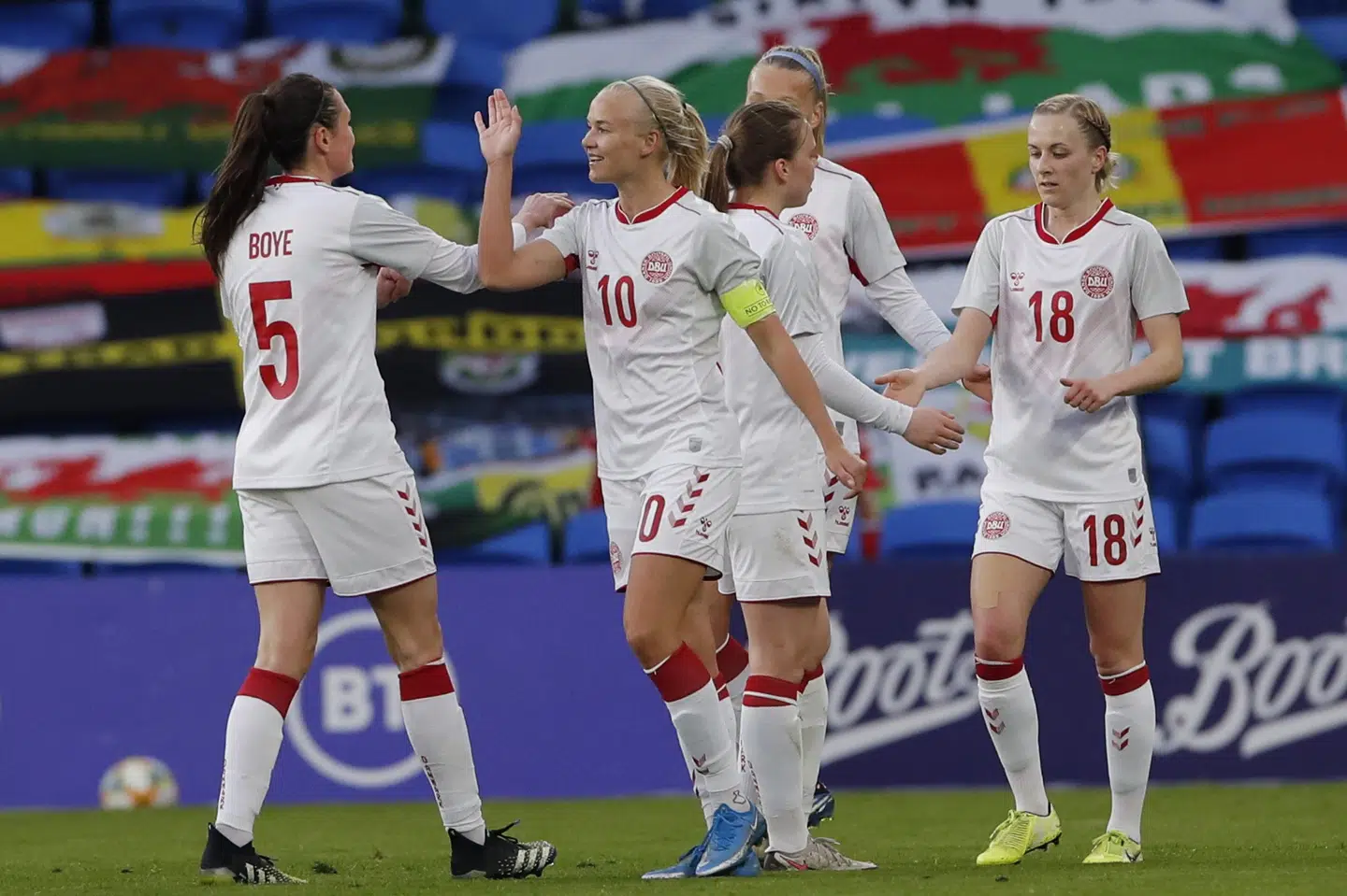Pernille Harder tiljubles efter at have bragt Danmark på 1-0 midtvejs i første halvleg. Andrew Couldridge/Ritzau Scanpix