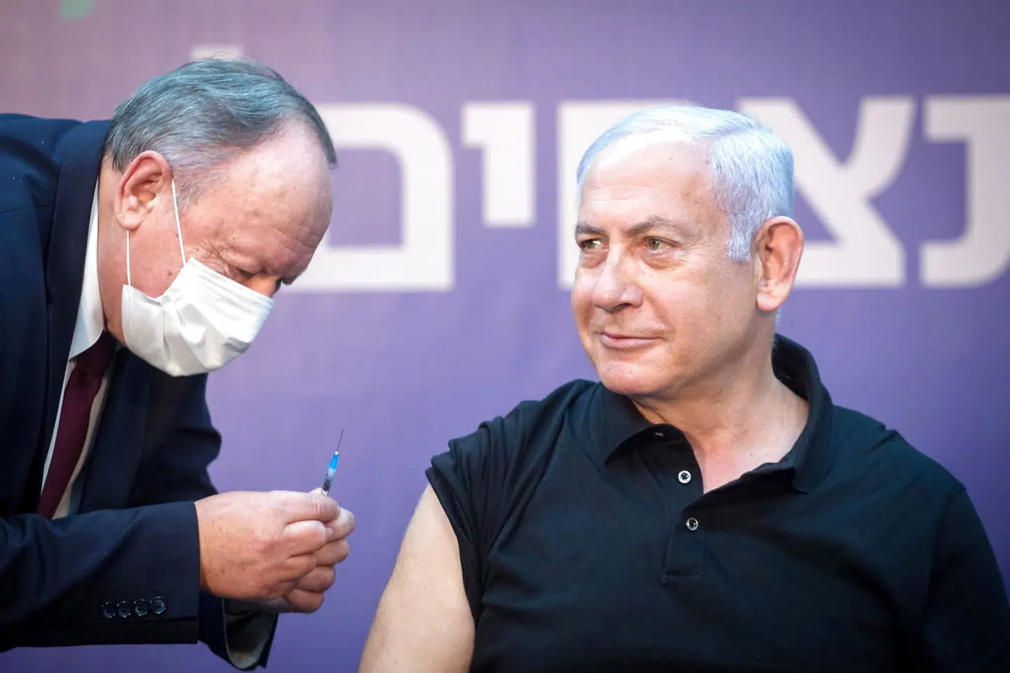 Israels premierminister Benjamin Netanyahu var den første israeler, der modtog en vaccine mod corona den 19. december 2020. EPA/Miriam Elster/ POOL