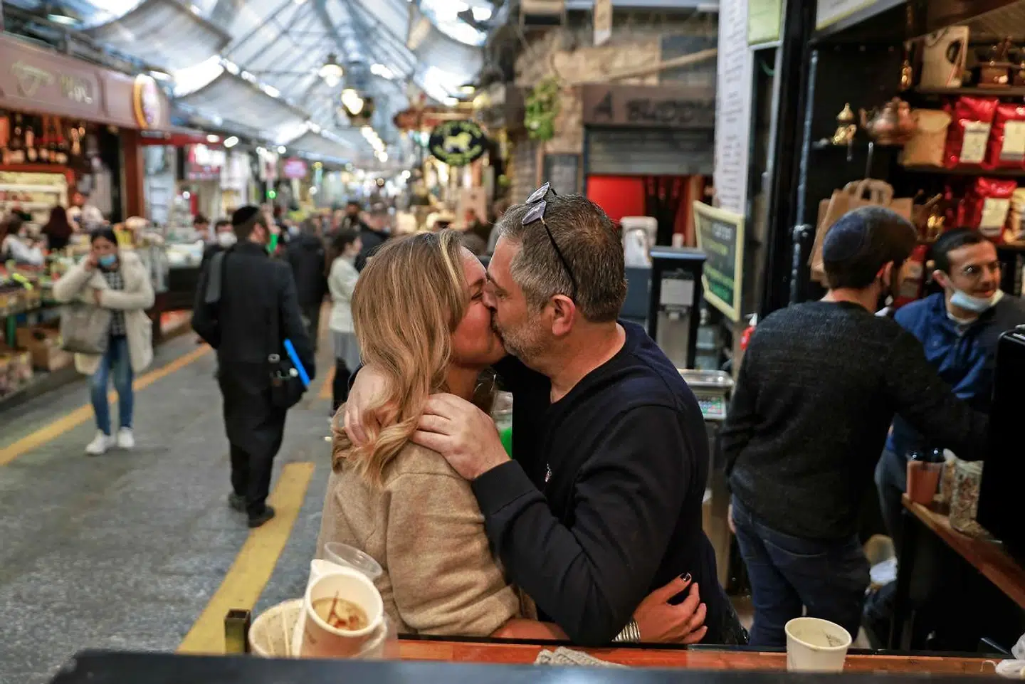 Et par kysser på et marked i Jerusalem i marts 2021. (Photo by MENAHEM KAHANA / AFP)