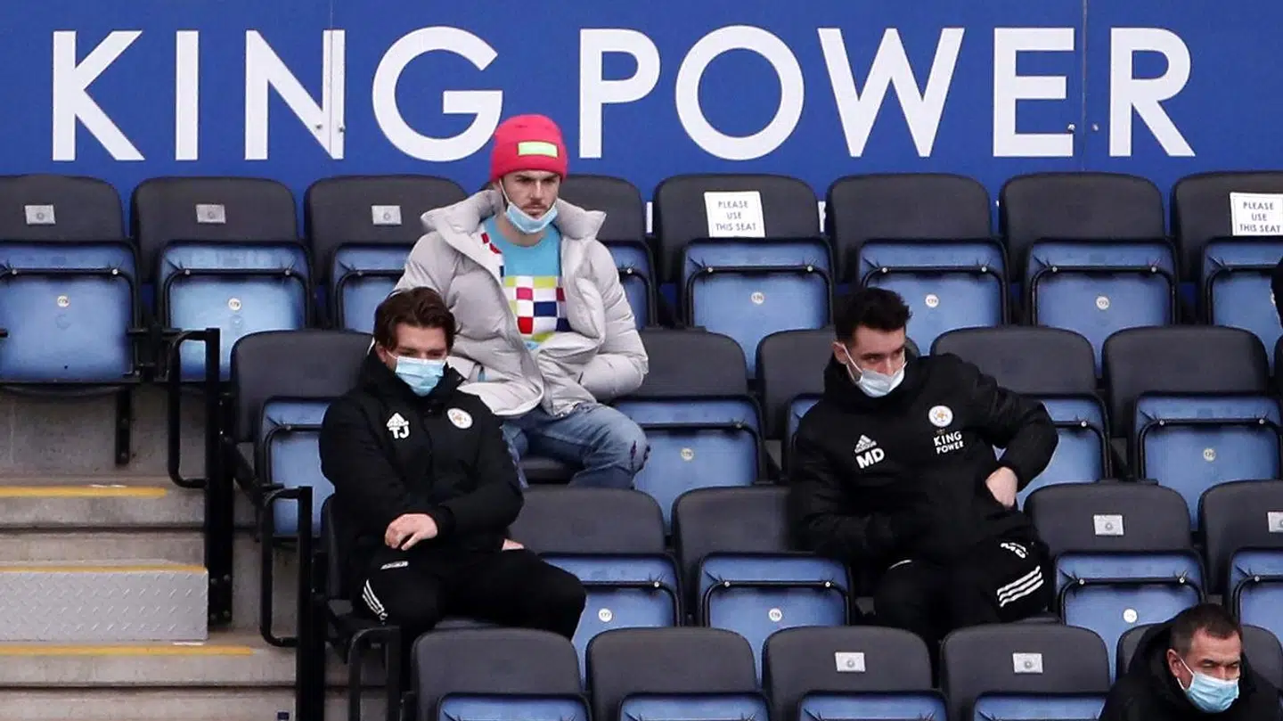 Stjernen James Maddison var smidt på tribunen, hvor han heller ikke helt havde regnet ud, hvordan et mundbind skal bruges.