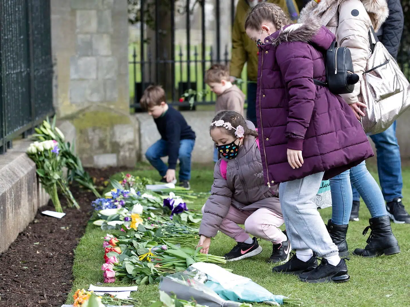 Folk lægger blomster foran Windsor Castle i anledning af prins Philips død.