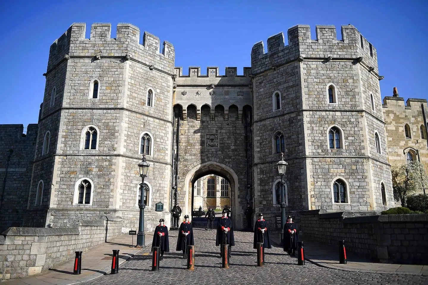 Garderne står vagt foran Windsor Castle, hvor prins Philip bliver begravet på lørdag.