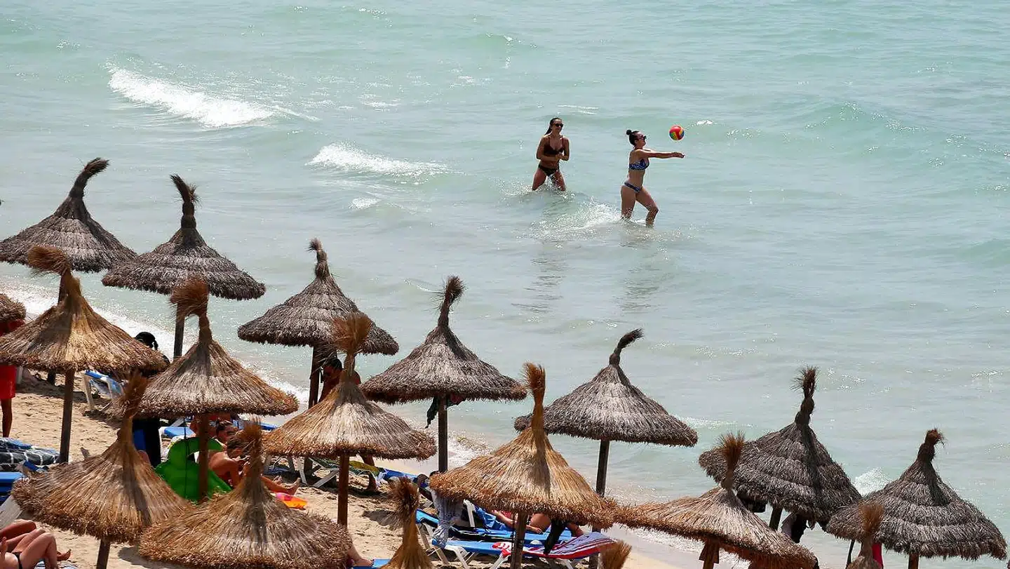 (ARKIV) FILE PHOTO: Tourists sunbathe and enjoy water sports in El Arenal beach in the island of Mallorca, Spain, August 11, 2018.Den britiske valuta var i forvejen svækket, men den nye premierminister, Boris Johnson, har talt pundet endnu længere ned. Det rammer midt i travl ferieperiode. Det skriver Ritzau, torsdag den 1. august 2019.. (Foto: Enrique Calvo/Ritzau Scanpix)