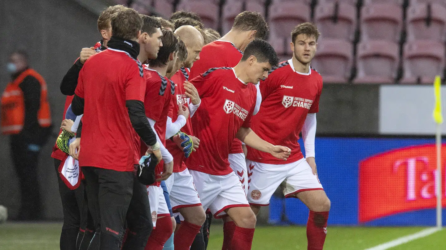 Herrelandsholdet var før kampen mod Moldova i VM-kvalifikationen iført særlige trøjer for at markere utilfredshed med menneskerettighedsforholdene i Qatar.