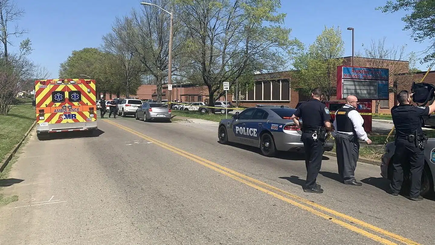 Det er Austin-East Magnet High School, der har været ramt af skoleskyderi.