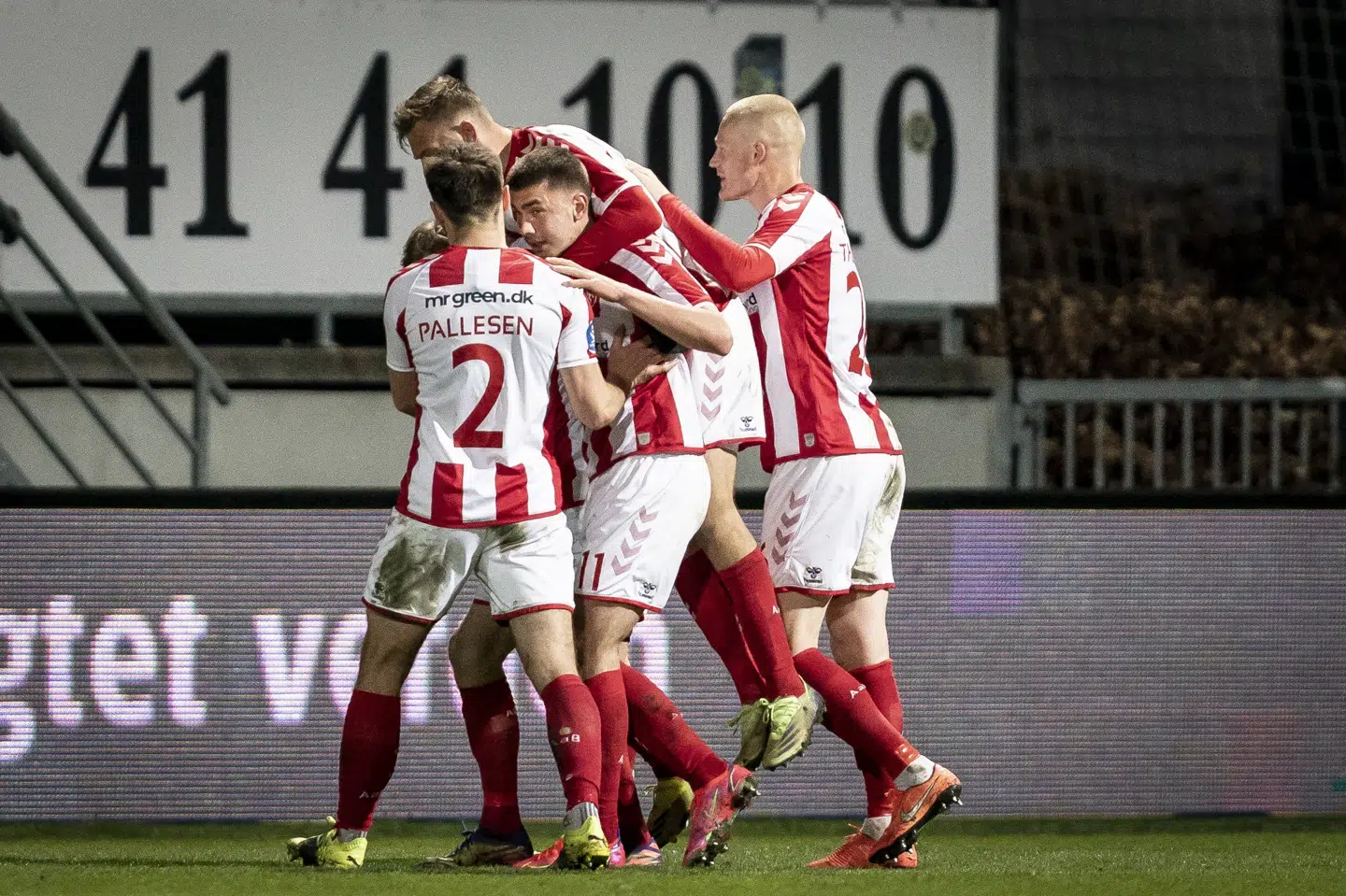 AaB-spillerne jubler over målet til 2-2 dybt i kampens tillægstid. Mads Claus Rasmussen/Ritzau Scanpix