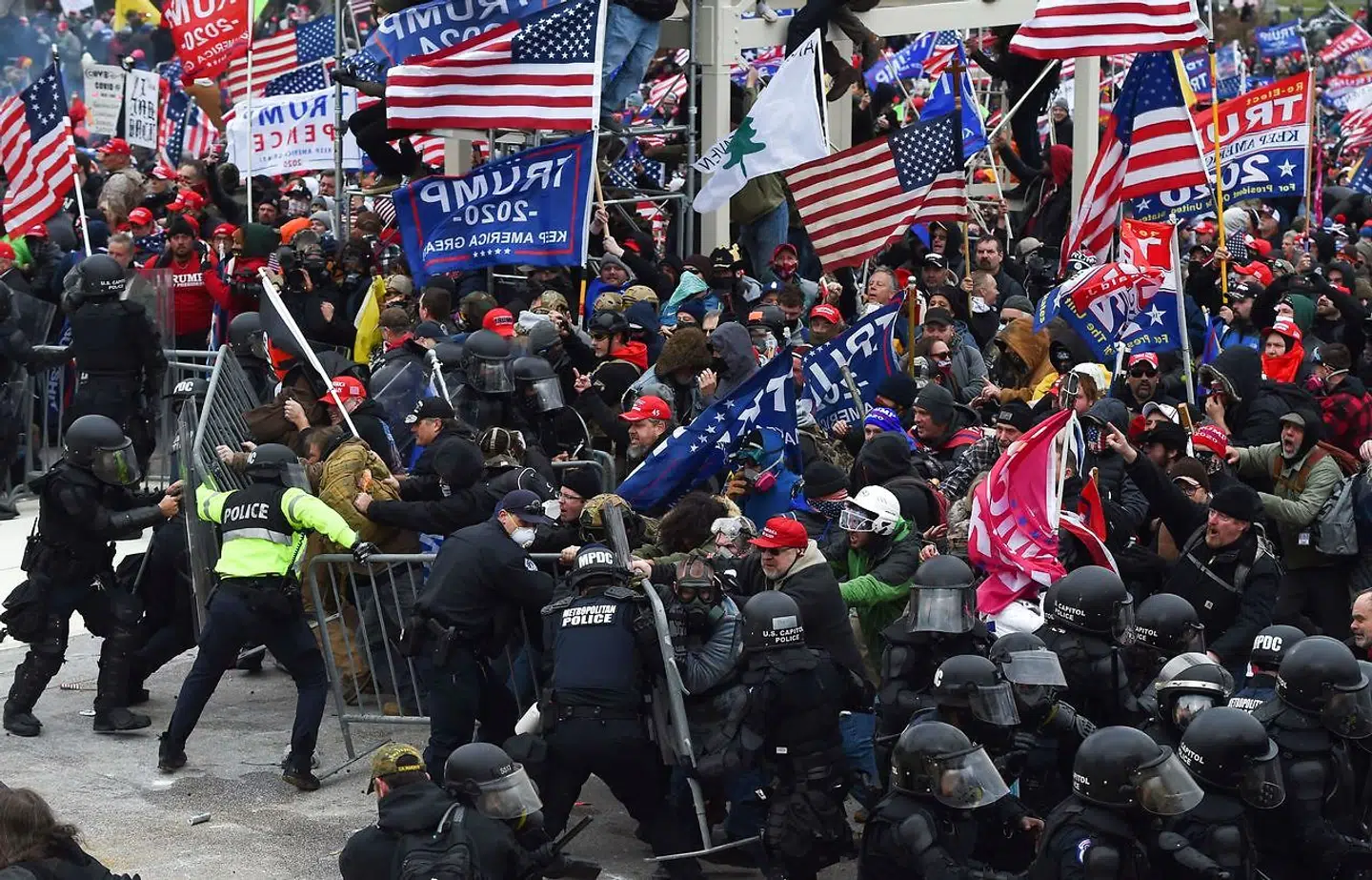 Vrede Trump-tilhængere i kamp med politiet foran Kongressen 6. januar 2021.