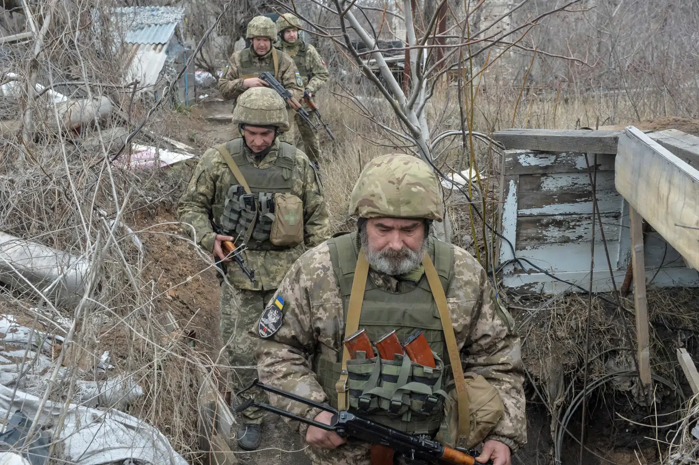 Ukrainske soldater ses her søndag i nærheden af Donetsk i det østlige Ukraine. Oleksandr Klymenko/Reuters