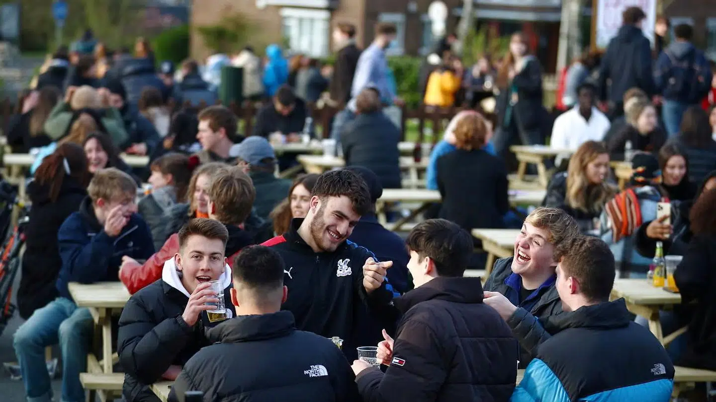 London: Folk nyder et glas eller to på pubben The Fox on the Hill efter genåbningen. 12. april 2021.