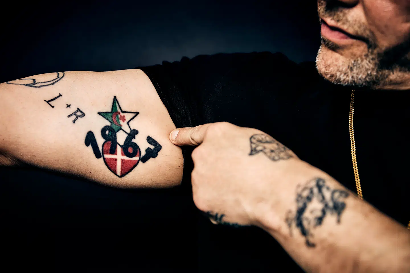 René Dif viser den tatovering, der viser, hvor han stammer fra. Foto Krestine Havemann/Radio4