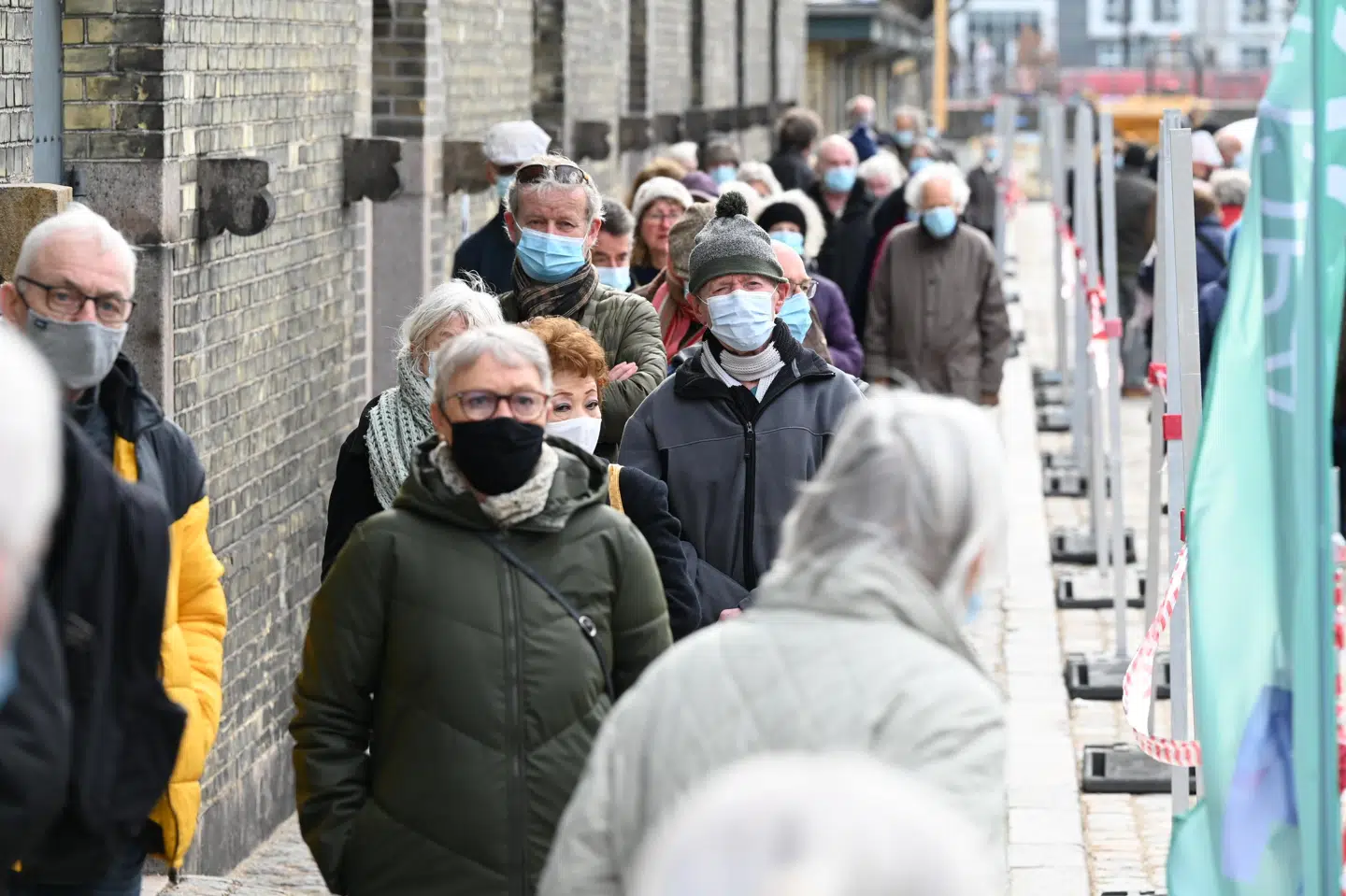 Der har været kødannelse foran Øksnehallen og flere andre vaccinationssteder mandag, hvor massevaccinationer for alvor har skullet stå sin prøve. Ifølge flere regioner opstår kødannelsen, fordi folk tropper for tidligt op, i forhold til hvornår de har fået tid til vaccinationen. Philip Davali/Ritzau Scanpix