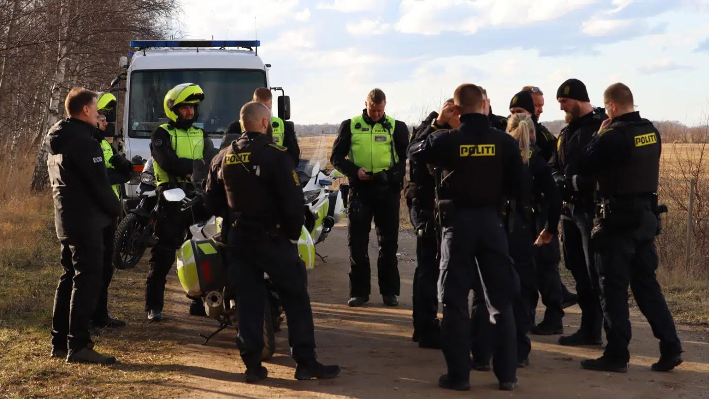 Politiet er massivt til stede i Pinseskoven. Foto: Presse-fotos.dj