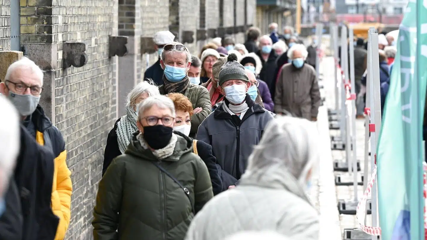Danskere var mødt op i god tid til vaccination.