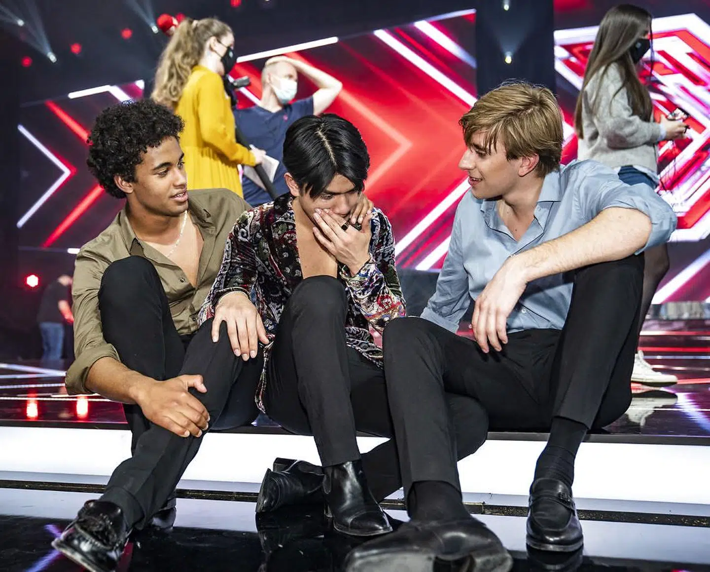 Simon & Marcus trøster Jeral fra The Kubrix, efter syvmandsgruppen måtte forlade konkurrencen. Men det var tæt på, at Jerald i stedet skulle have trøstet duoen.