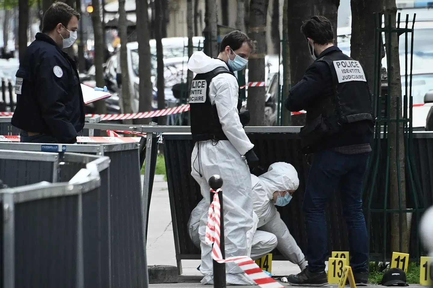 Politiet ses her på gerningsstedet i Paris, hvor en mand mandag blev skudt og dræbt. Anne-Christine Poujoulat/Ritzau Scanpix