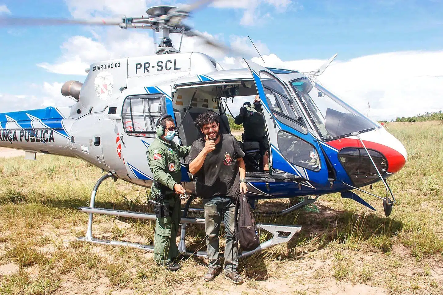 Her kommer piloten Antonio Sena ud af en helikopter, efter han er blevet reddet den 6. marts 2021.