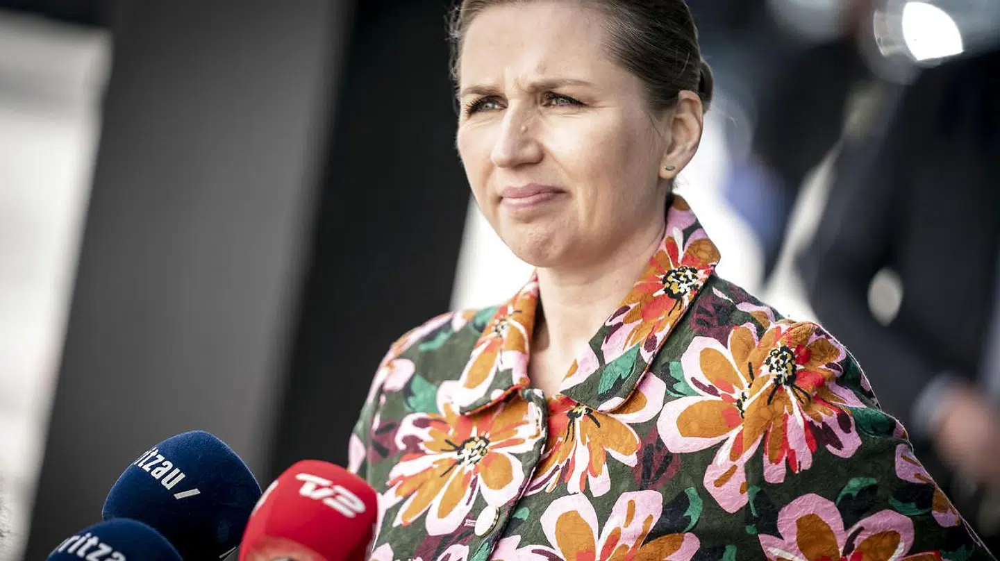 Statsminister Mette Frederiksen (S) siger mandag under et besøg i Roskilde, at en eventuel aftale om yderligere genåbning skal ske i samarbejde med Folketingets partier.