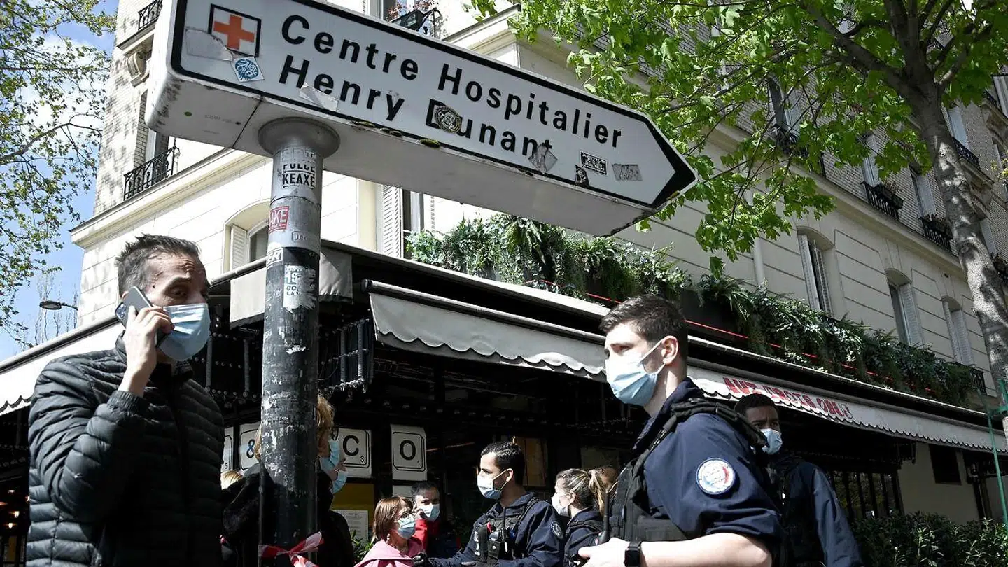 Fransk politi arbejder i øjeblikket foran gerningsstedet i Paris.